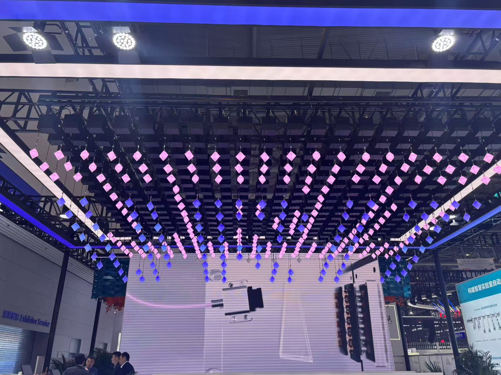 创意升降装置助力杭州医疗展